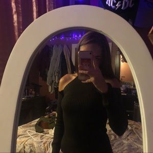 cut shoulder long sleeve